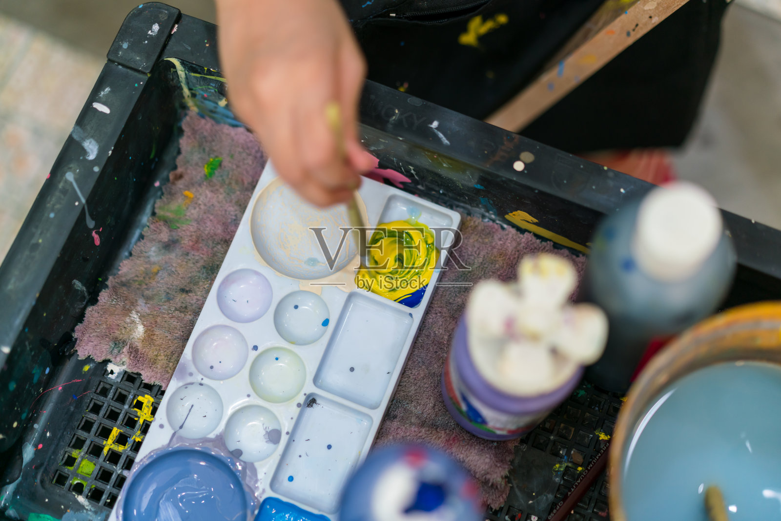 年轻的亚洲女孩坐在家里画水彩画，以发展能力和改善心理健康。灵感迸发的女艺术家。照片摄影图片