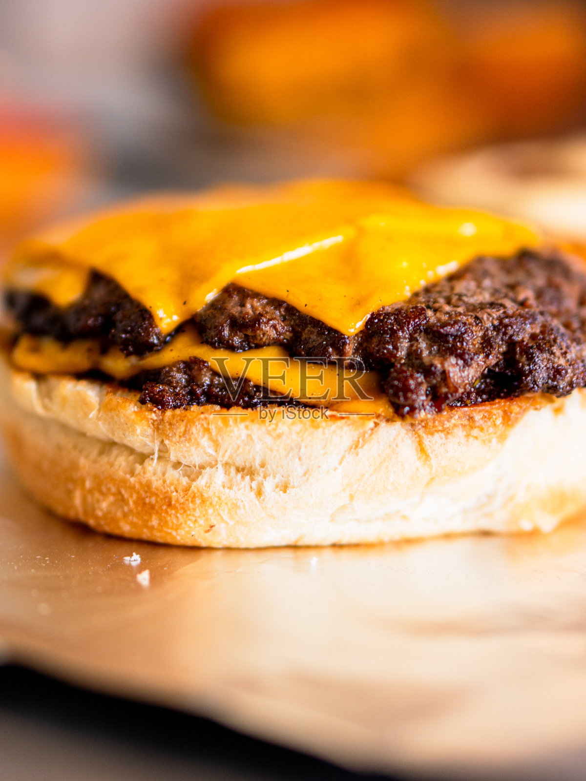 快餐店里正在准备汉堡包照片摄影图片