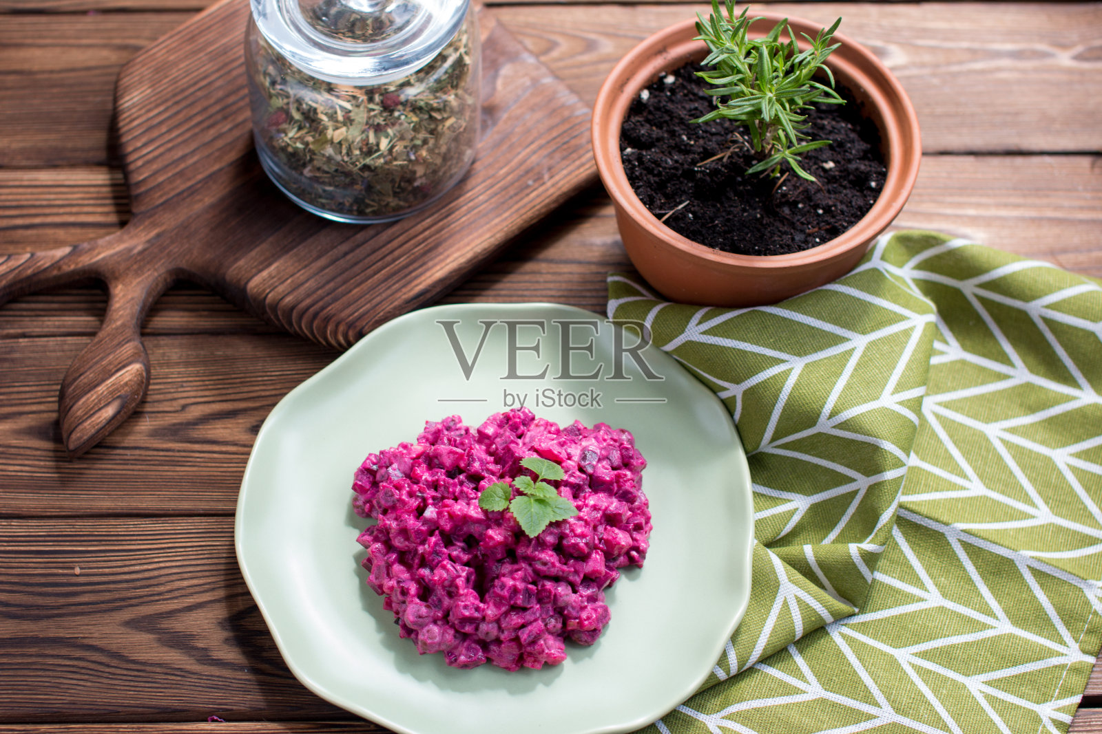 盘里有油醋汁，红色蔬菜沙拉。一套餐桌照片摄影图片