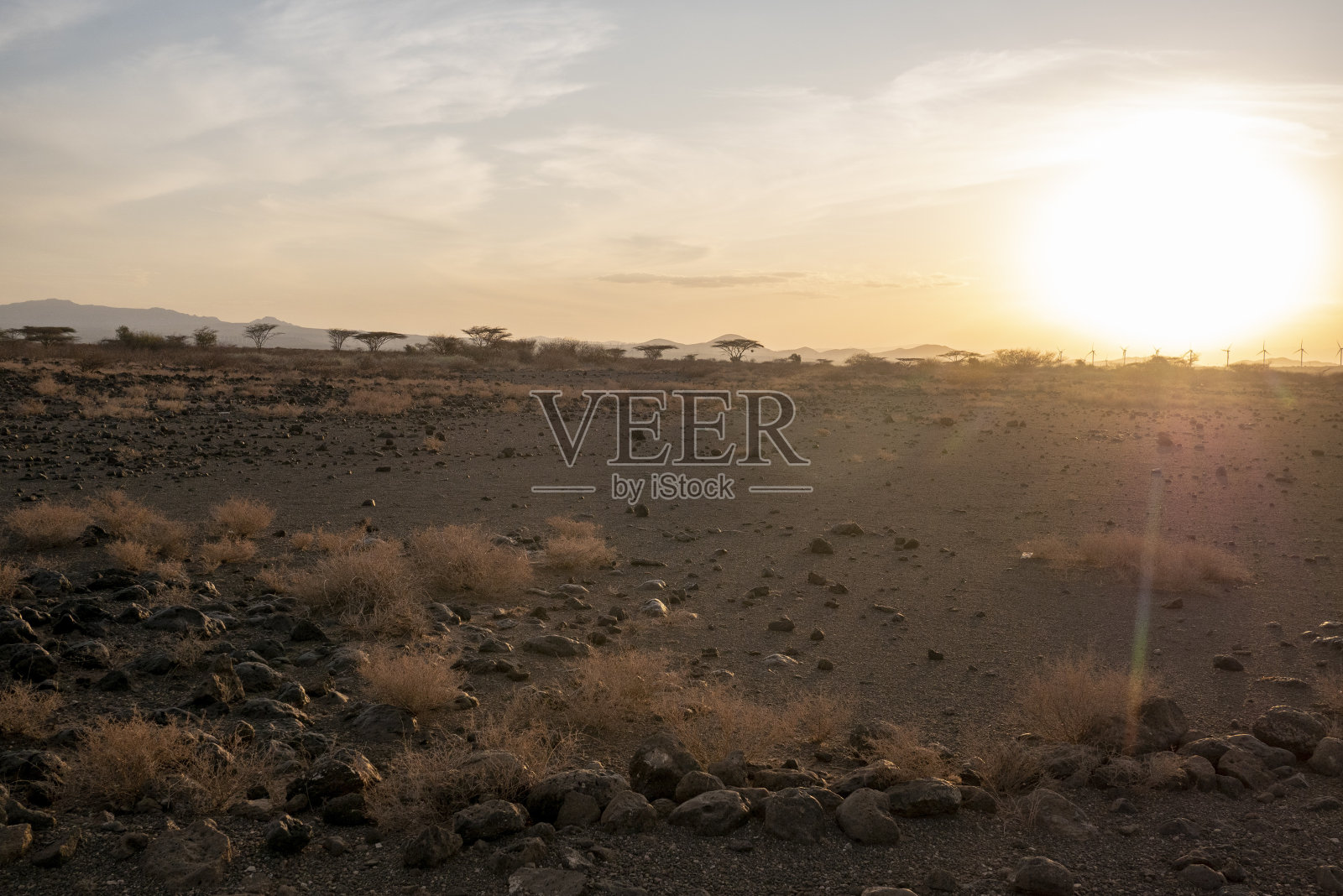在肯尼亚东北部偏远的查尔比沙漠，夕阳西下照片摄影图片