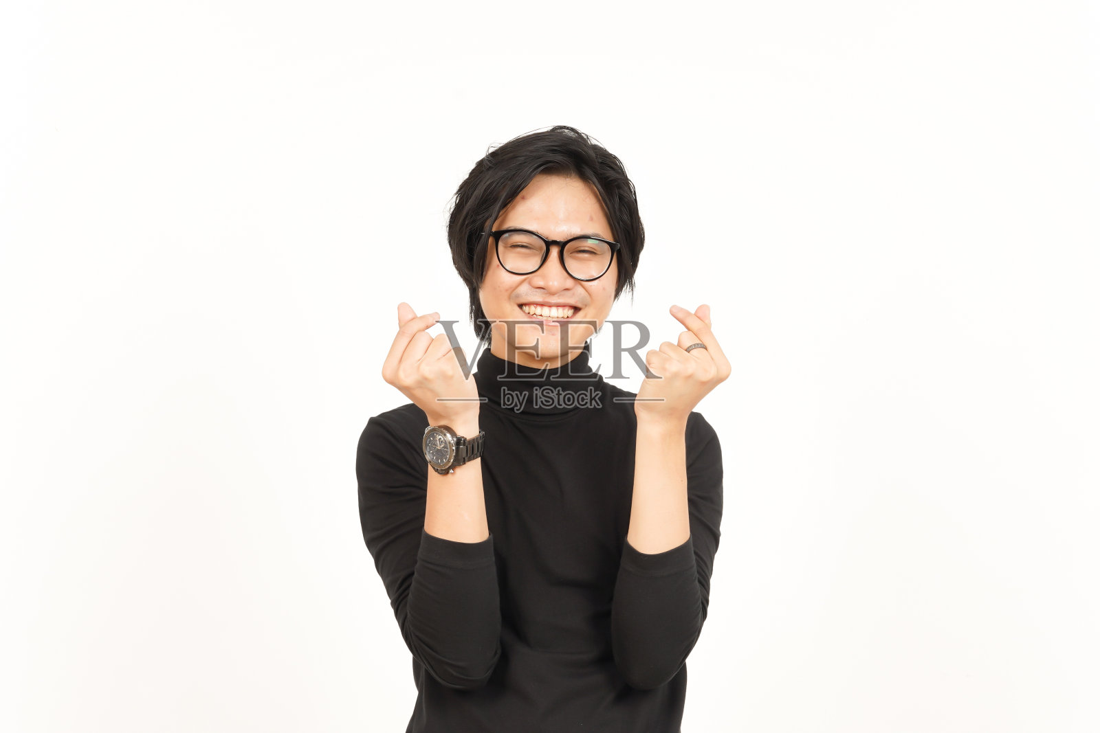 白色背景上，亚洲帅哥的微笑和韩国人的手指照片摄影图片