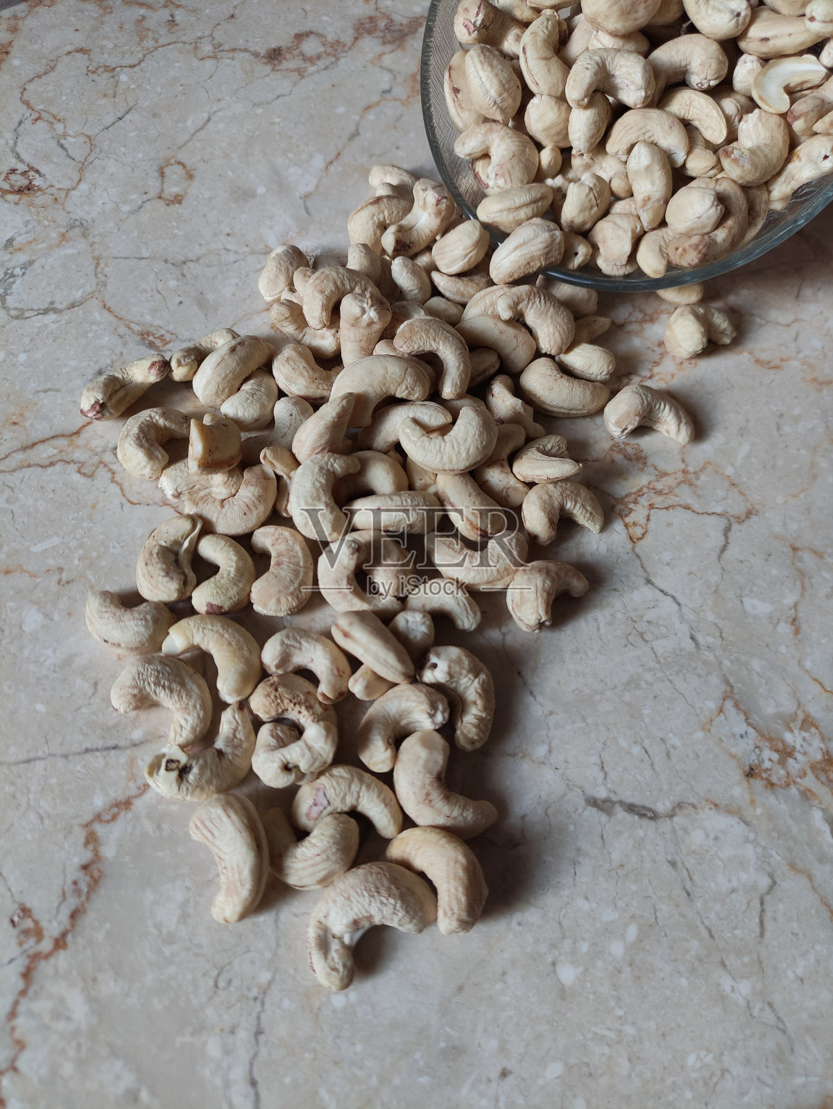 腰果在桌子上的特写照片摄影图片