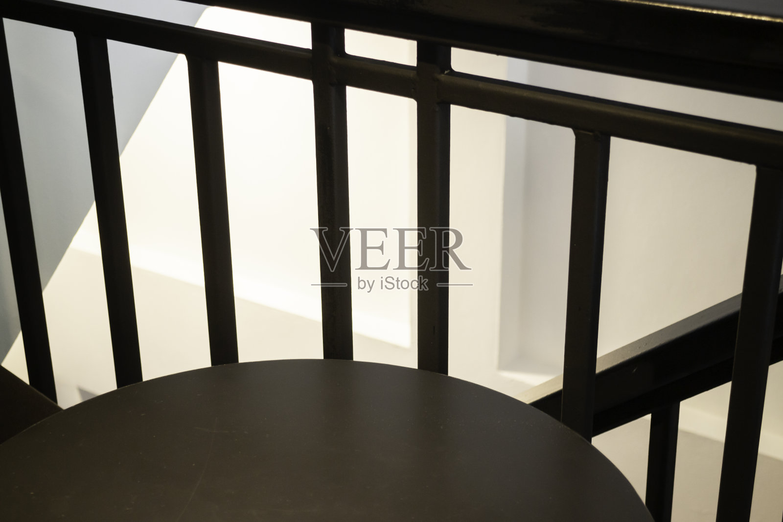 阁楼内部现代黑色房间照片摄影图片