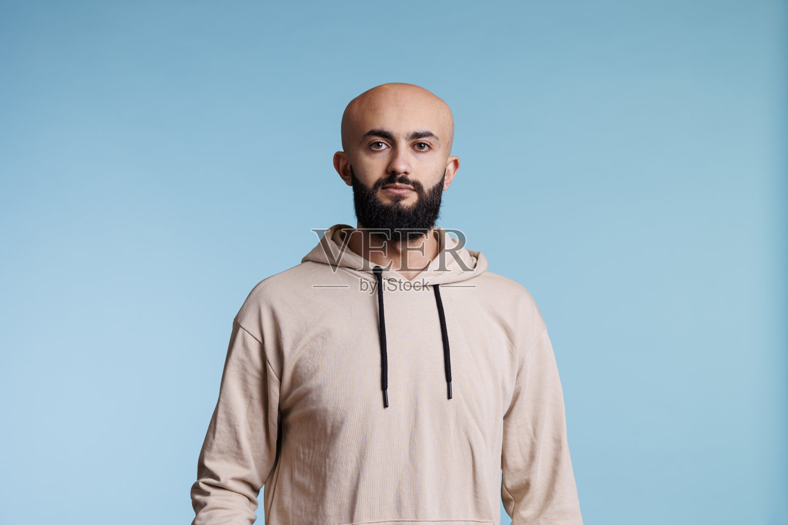 年轻的阿拉伯男子站在随意的姿势照片摄影图片