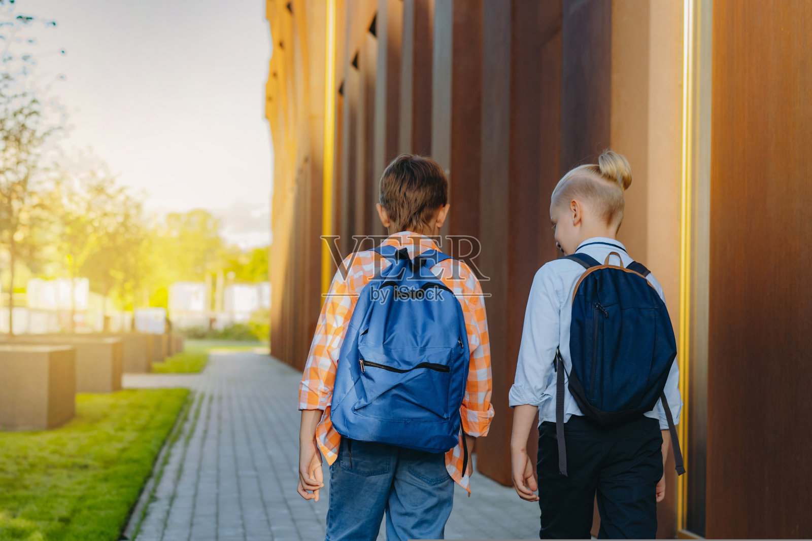 孩子们去上学。学年开始了照片摄影图片