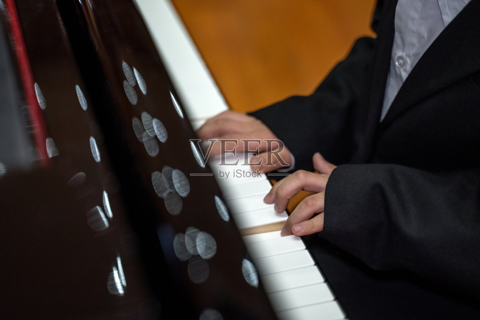 练习钢琴的孩子的双手照片摄影图片