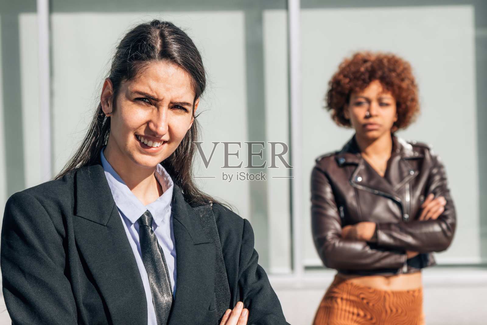 女商人在街上对着摄像机摆姿势照片摄影图片