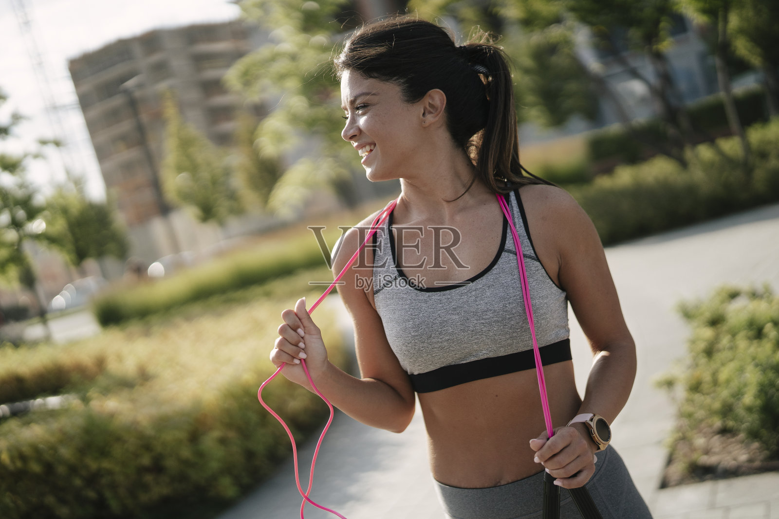 在户外穿着运动服的美女运动员照片摄影图片