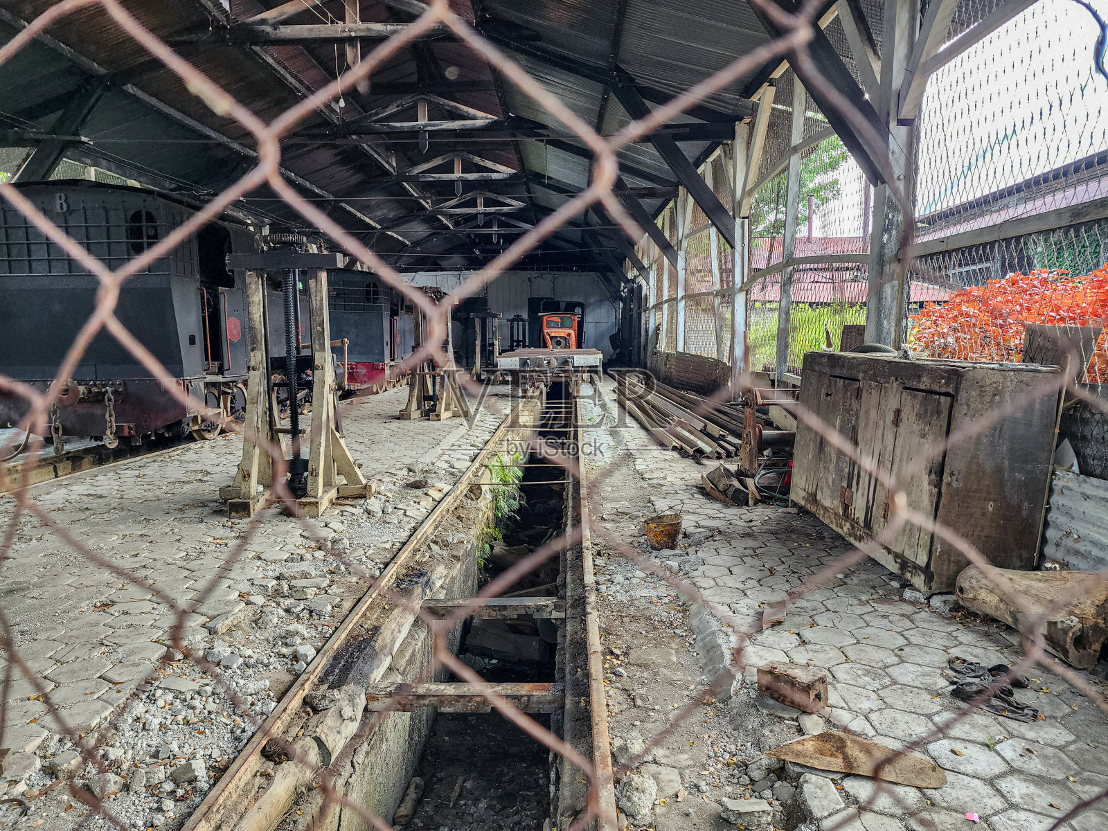 散焦，老式火车维修仓库照片摄影图片