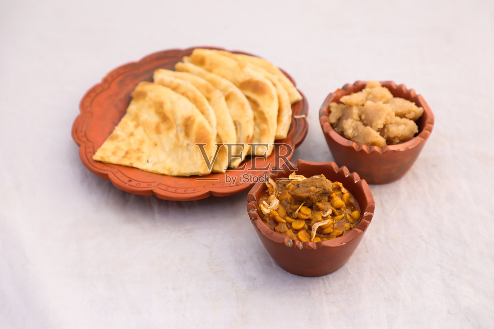 Desi nashta dal鸡肉，halwa和paratha被放在盘子里，这是孟加拉国早餐的背景俯视图照片摄影图片