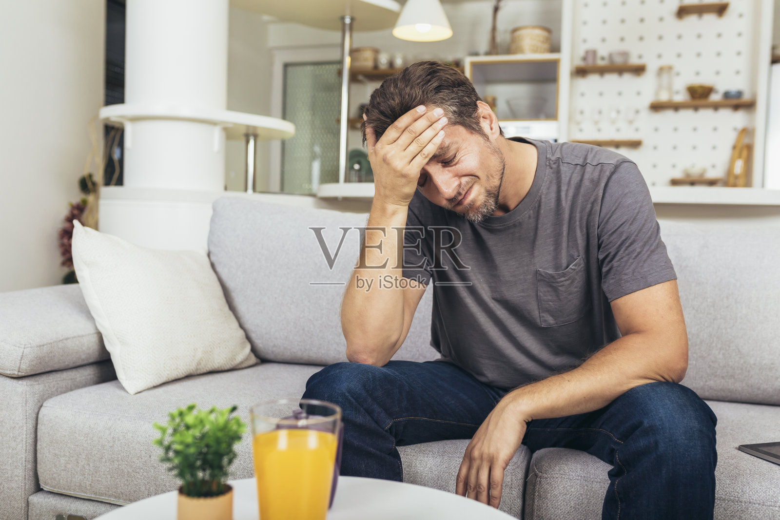 患有严重头痛或偏头痛的年轻人照片摄影图片