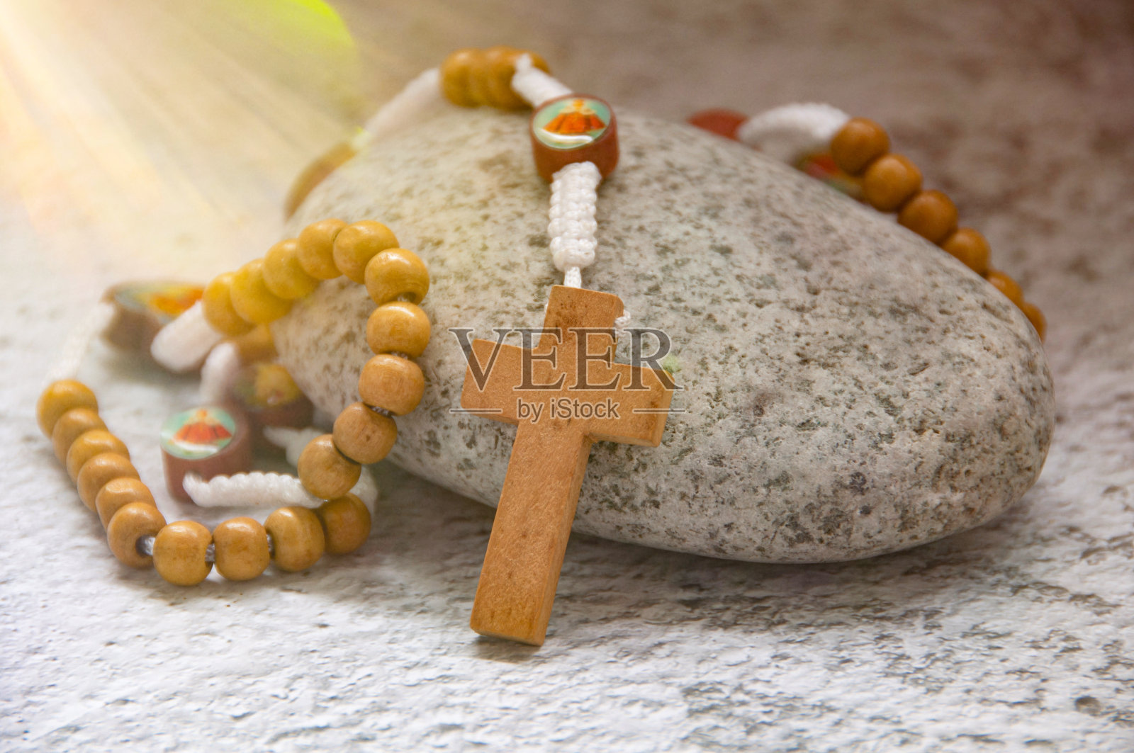 明亮的光照耀在神圣的玫瑰上。基督教的概念照片摄影图片