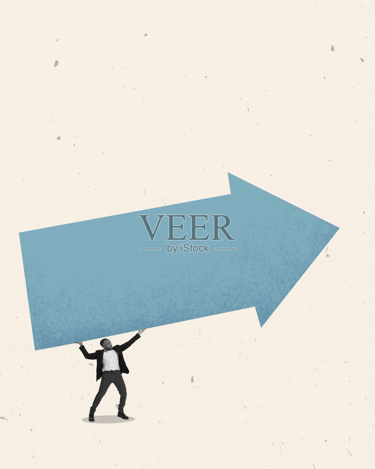 当代艺术拼贴画与商人，办公室职员拿着巨大的箭在光工作室背景。成功营销计划照片摄影图片