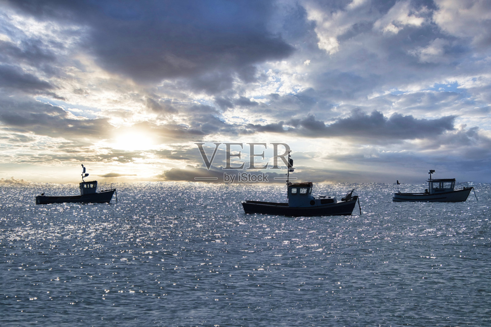 日落时的渔船:宁静的海景照片摄影图片