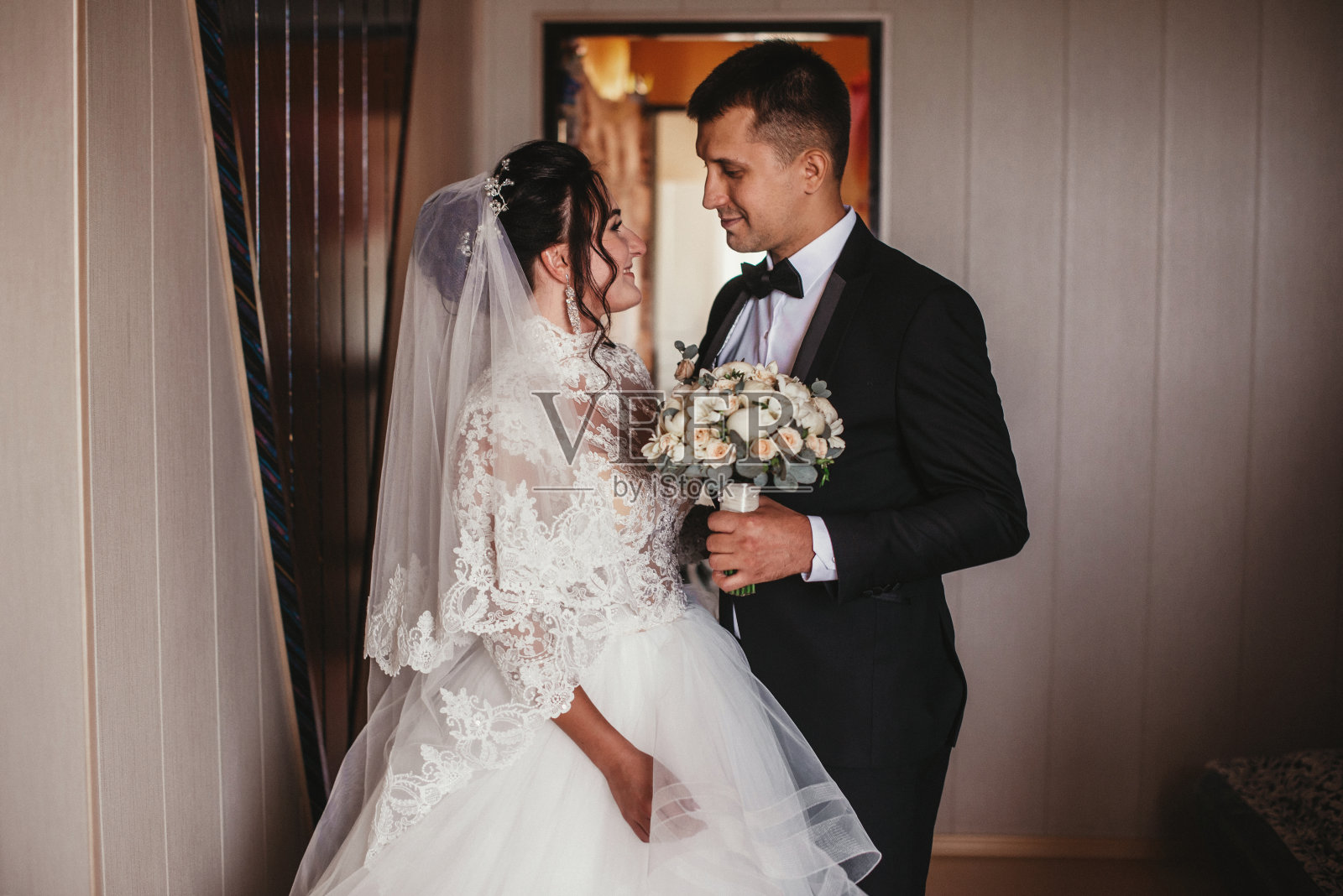 婚礼当天新娘和新郎的第一次见面。照片摄影图片