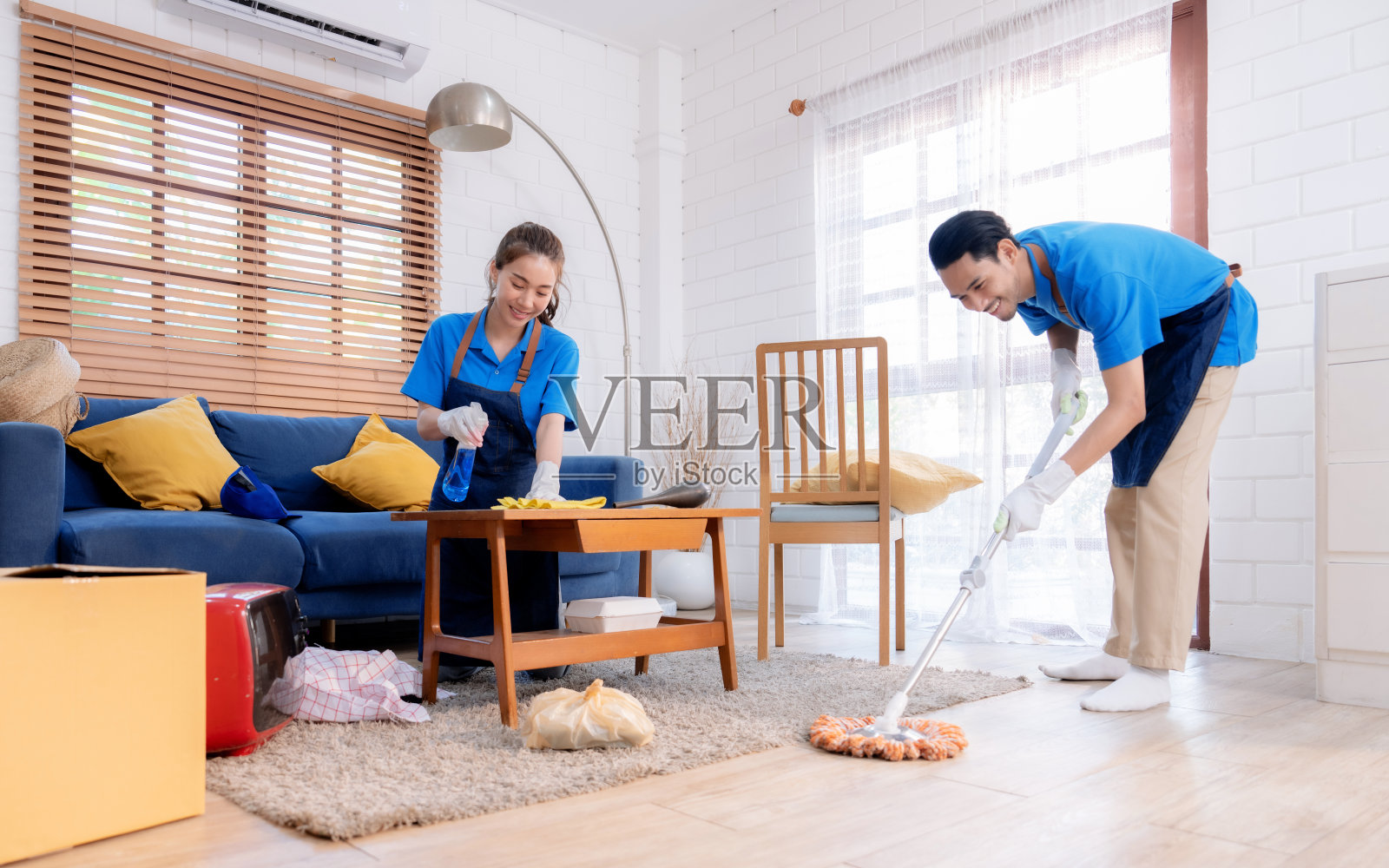 清洁公司员工为客户提供上门清洁服务。照片摄影图片