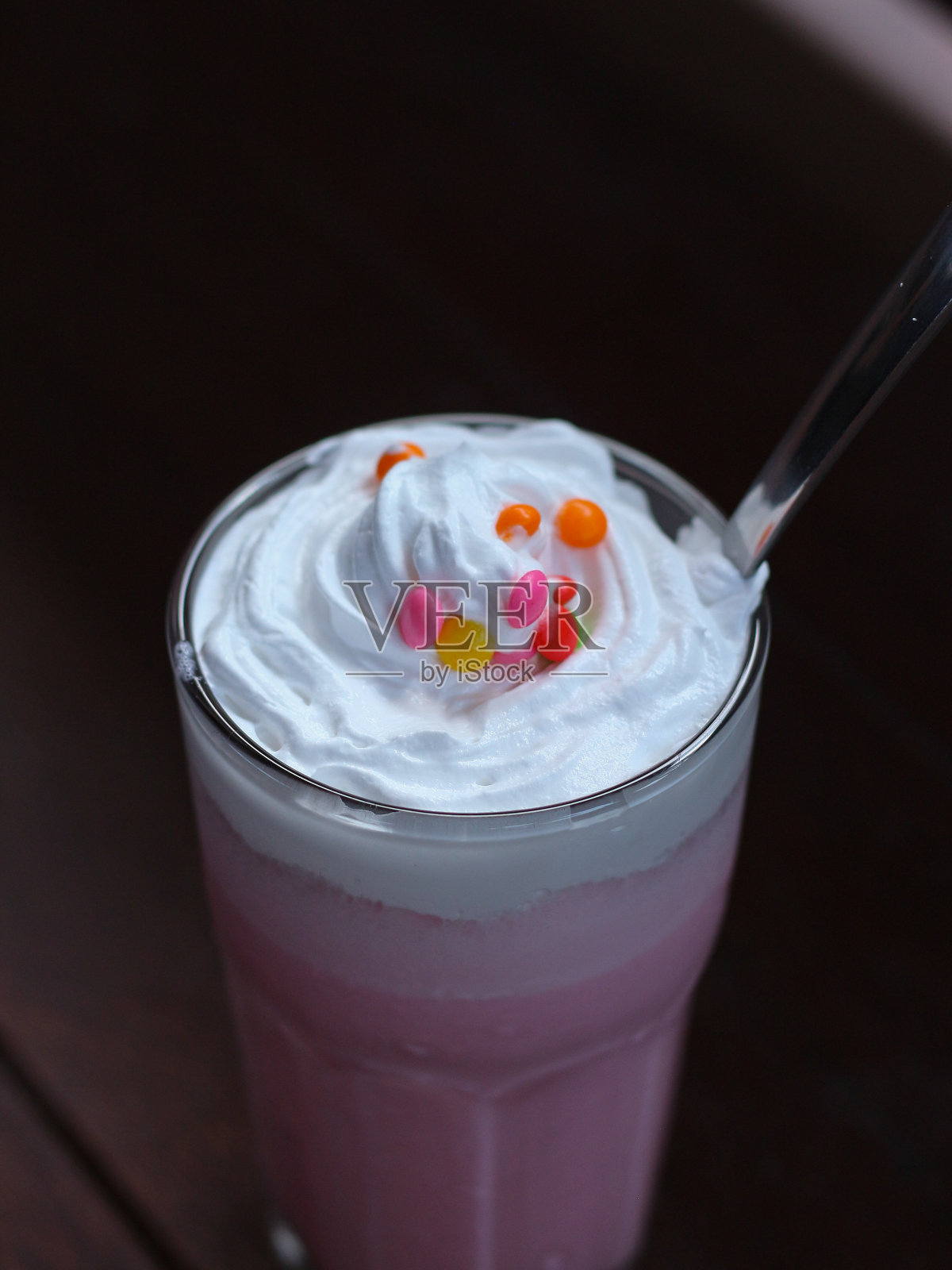 草莓奶昔配上糖果。照片摄影图片