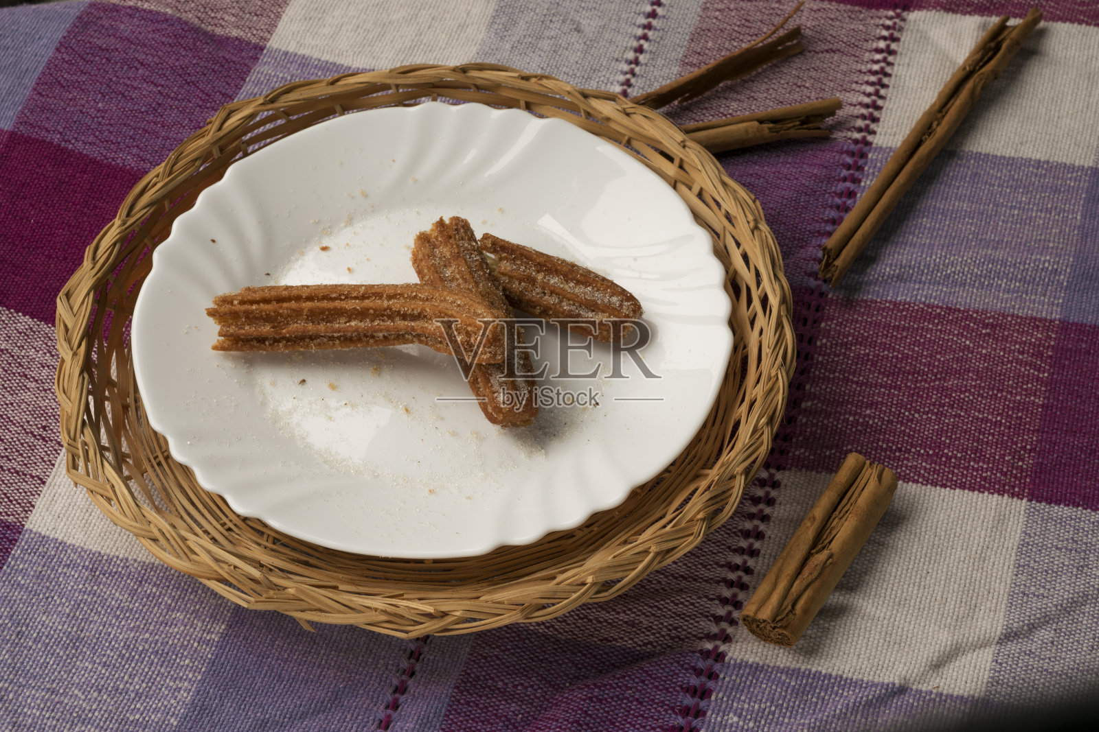 传统餐桌上的墨西哥油条照片摄影图片