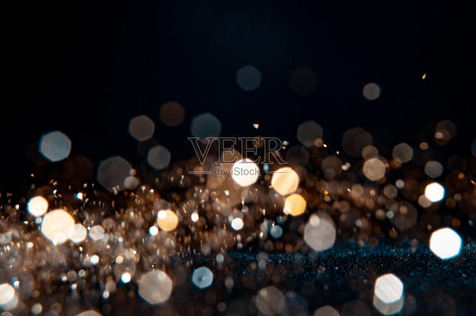 圣诞节的抽象和散景光与闪烁的背景照片摄影图片