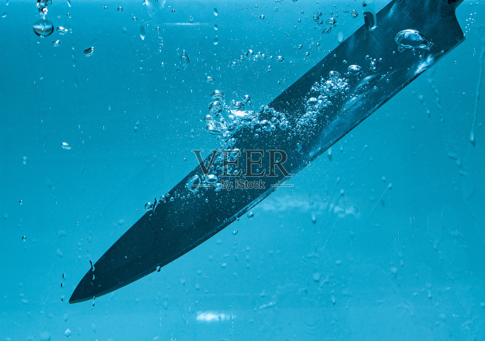 比在水中，蓝色的背景照片摄影图片