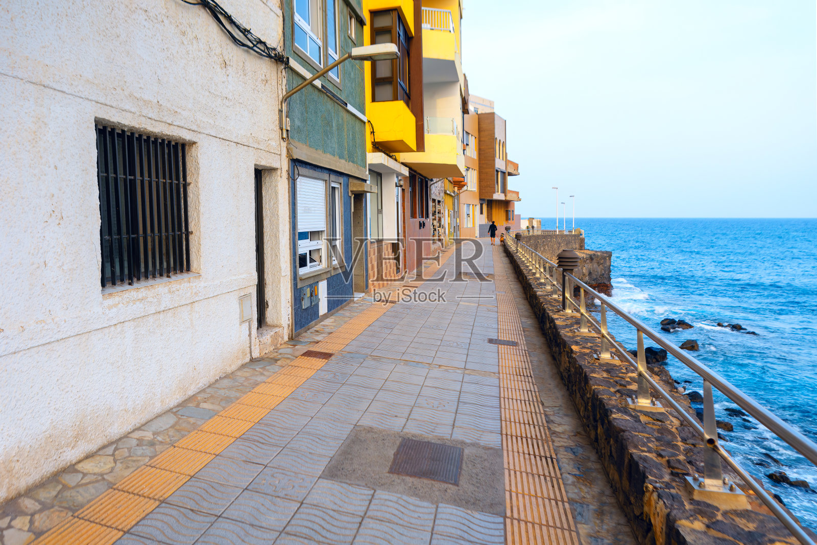 房屋附近的海岸小径照片摄影图片