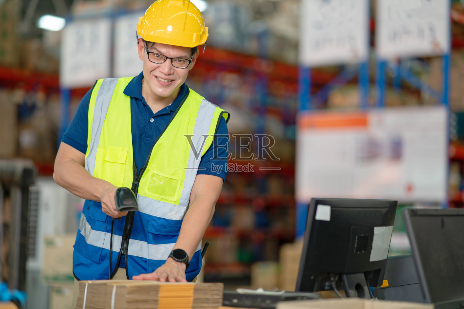 一位男性经理正在仓库里检查库存。照片摄影图片