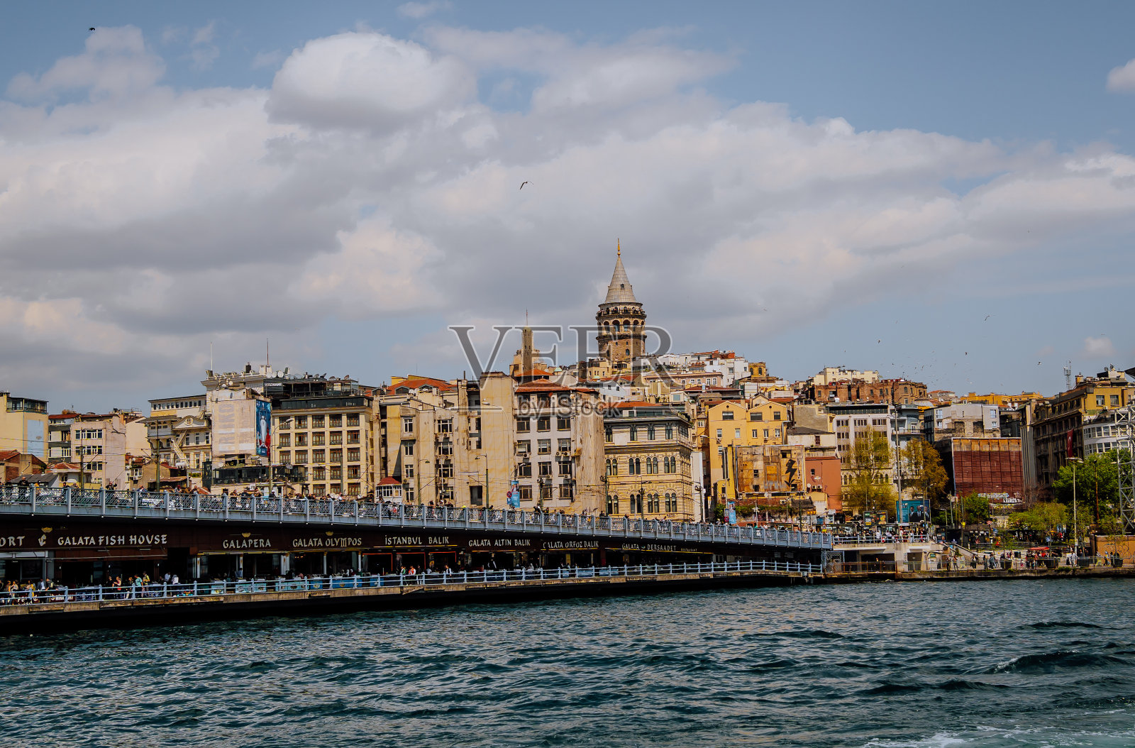 俯瞰横跨金角湾的加拉塔，伊斯坦布尔照片摄影图片