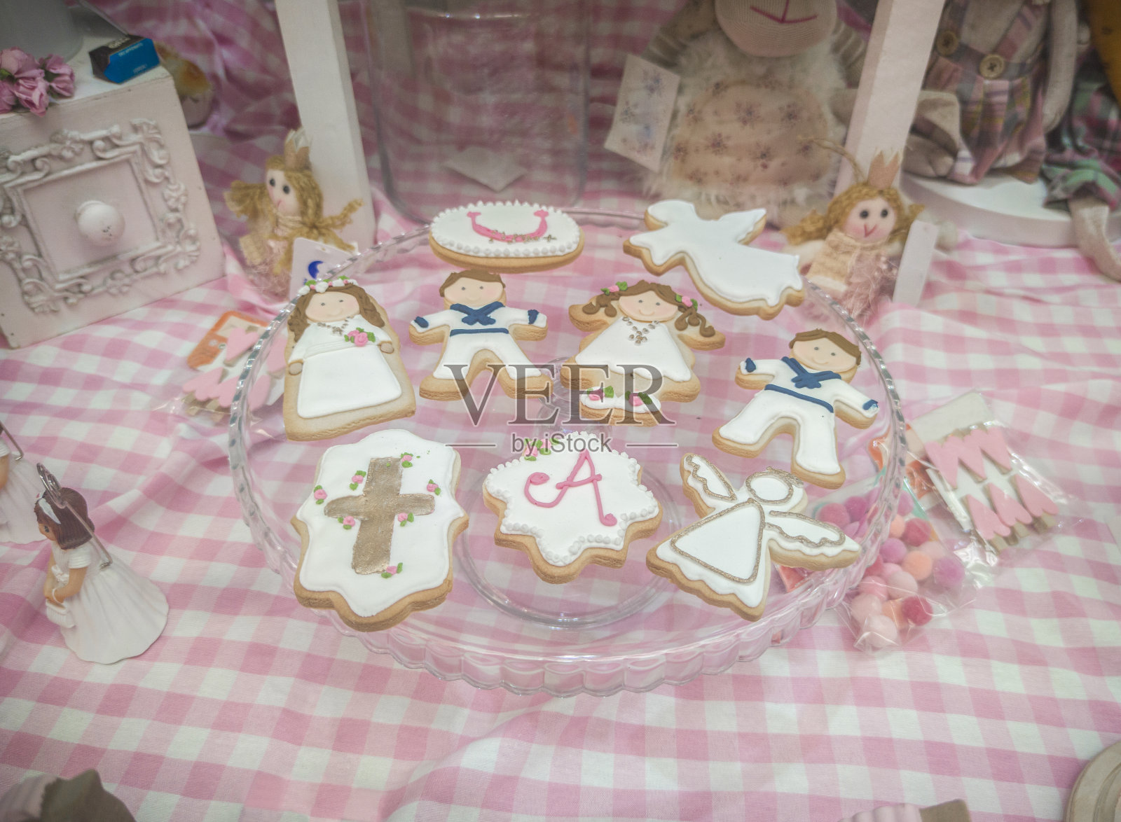 装满了第一次圣餐饼干的盘子照片摄影图片