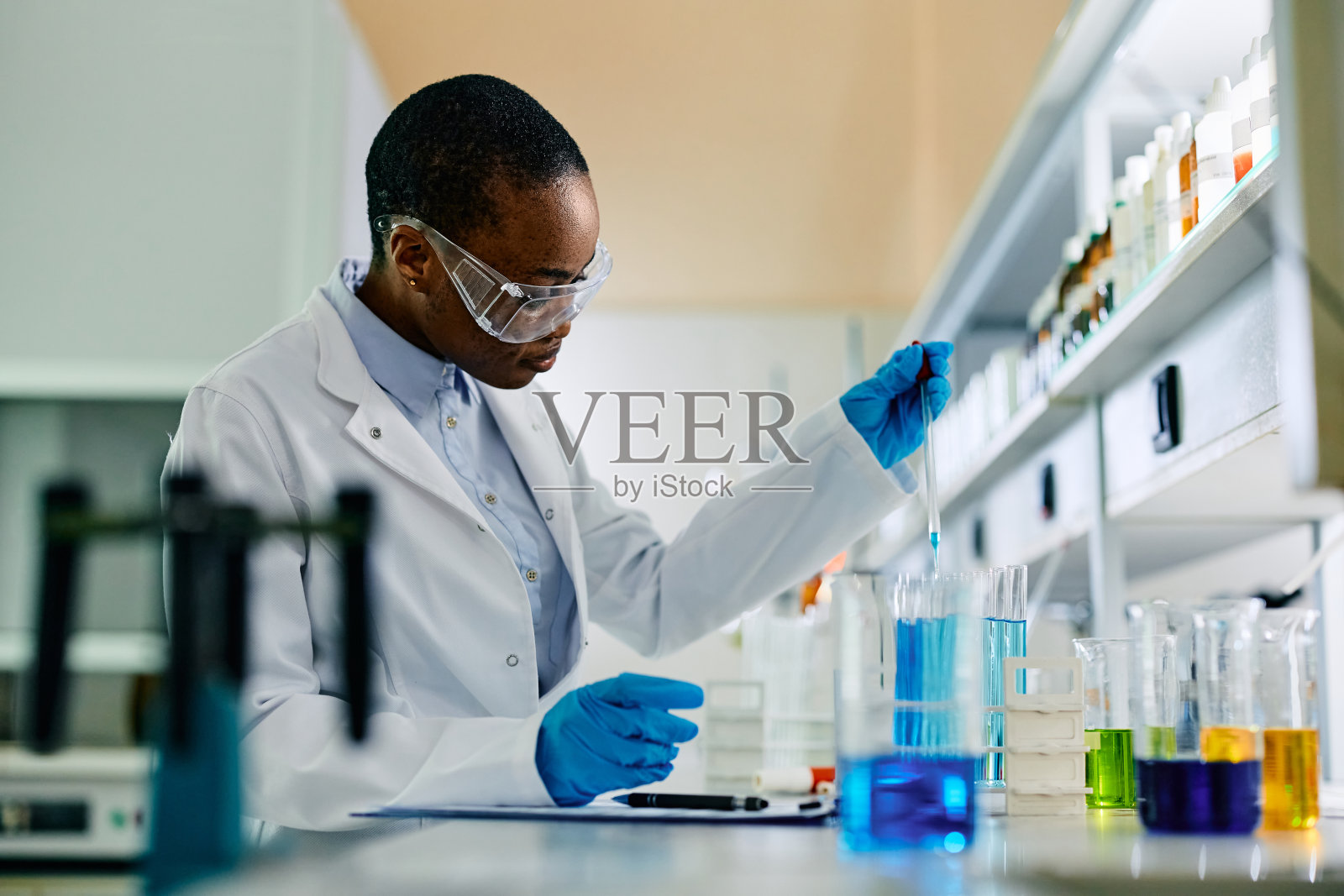 在医学实验室从事科学研究的黑人女性生化学家。照片摄影图片