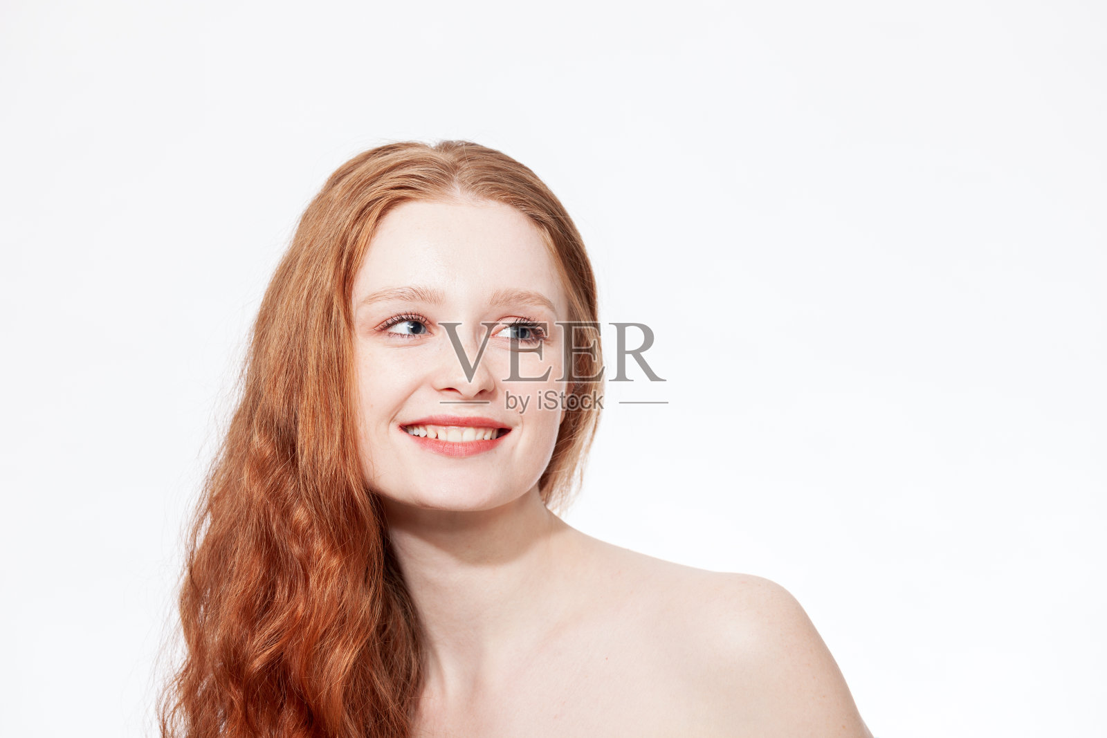 一个年轻迷人、开朗的红发女人在白色背景下的工作室特写肖像照片摄影图片