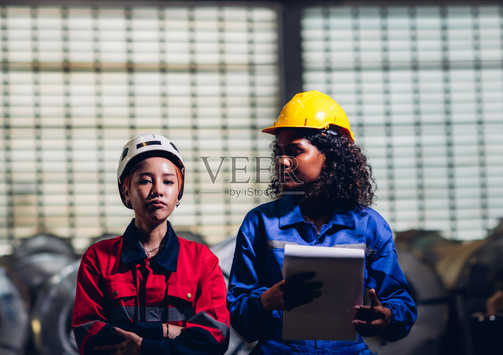 在工厂现场工作的领班或工人在现场检查机器或产品。照片摄影图片