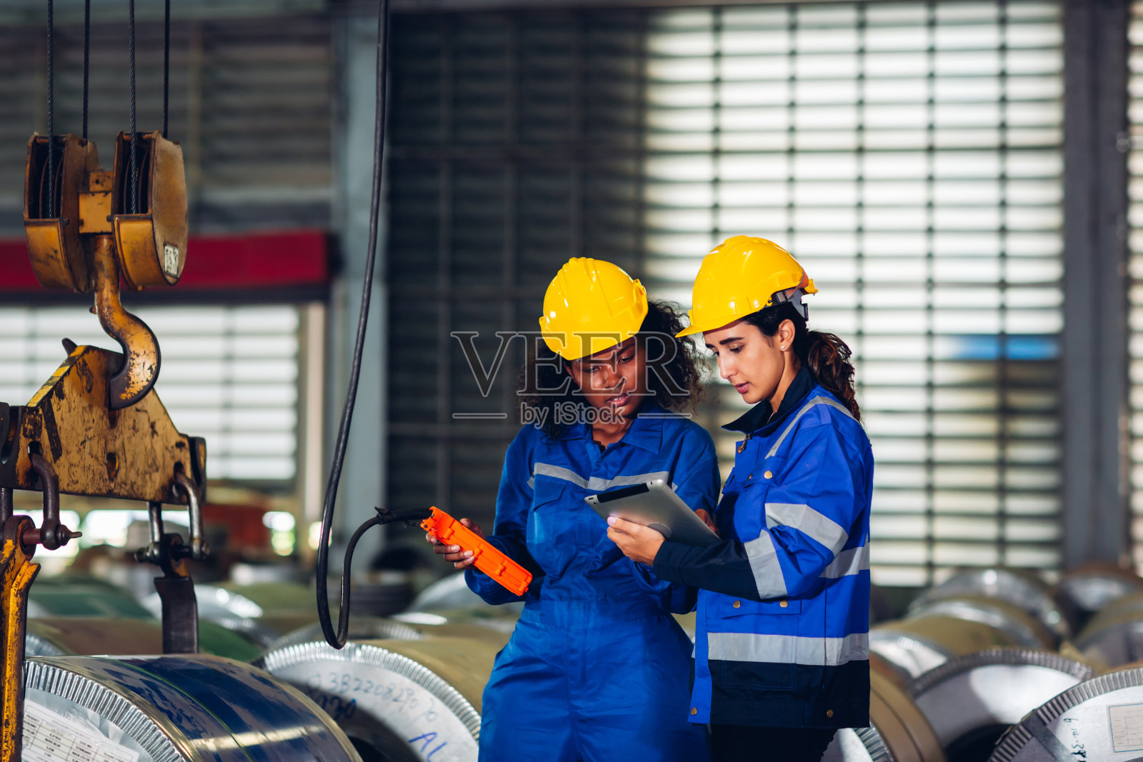 在工厂现场工作的领班或工人在现场检查机器或产品。照片摄影图片