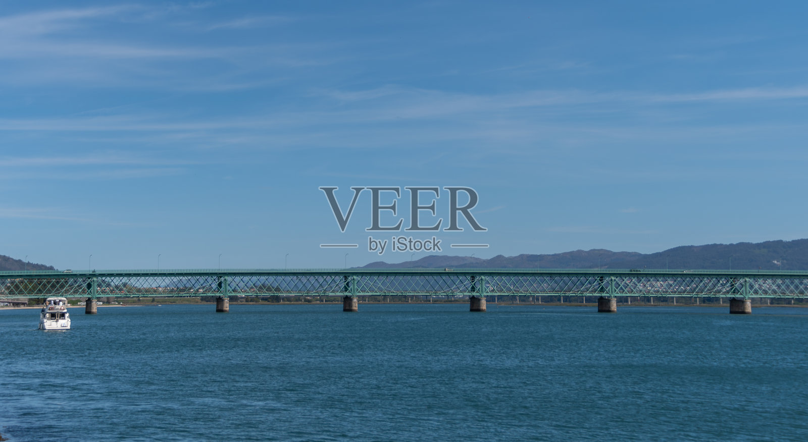 Eiffel road-railway bridge at Viana de Castelo (Portugal) over the Lima River.照片摄影图片