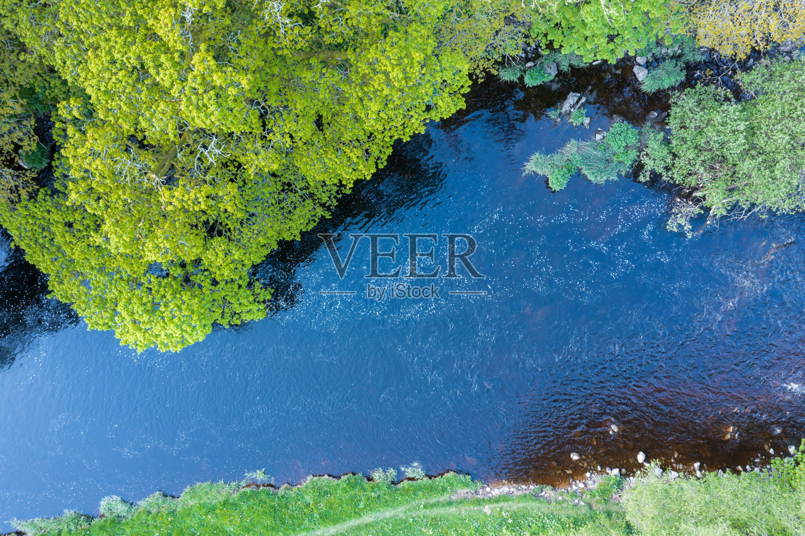 Aerial view from a drone of a rural Scottish river照片摄影图片
