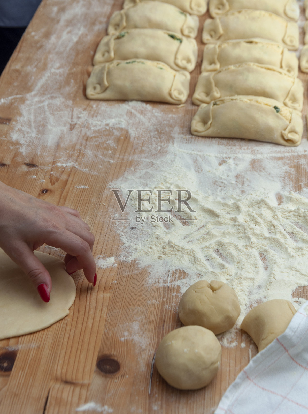 传统的塞浦路斯福娄纳美味的希腊复活节奶酪面包。照片摄影图片