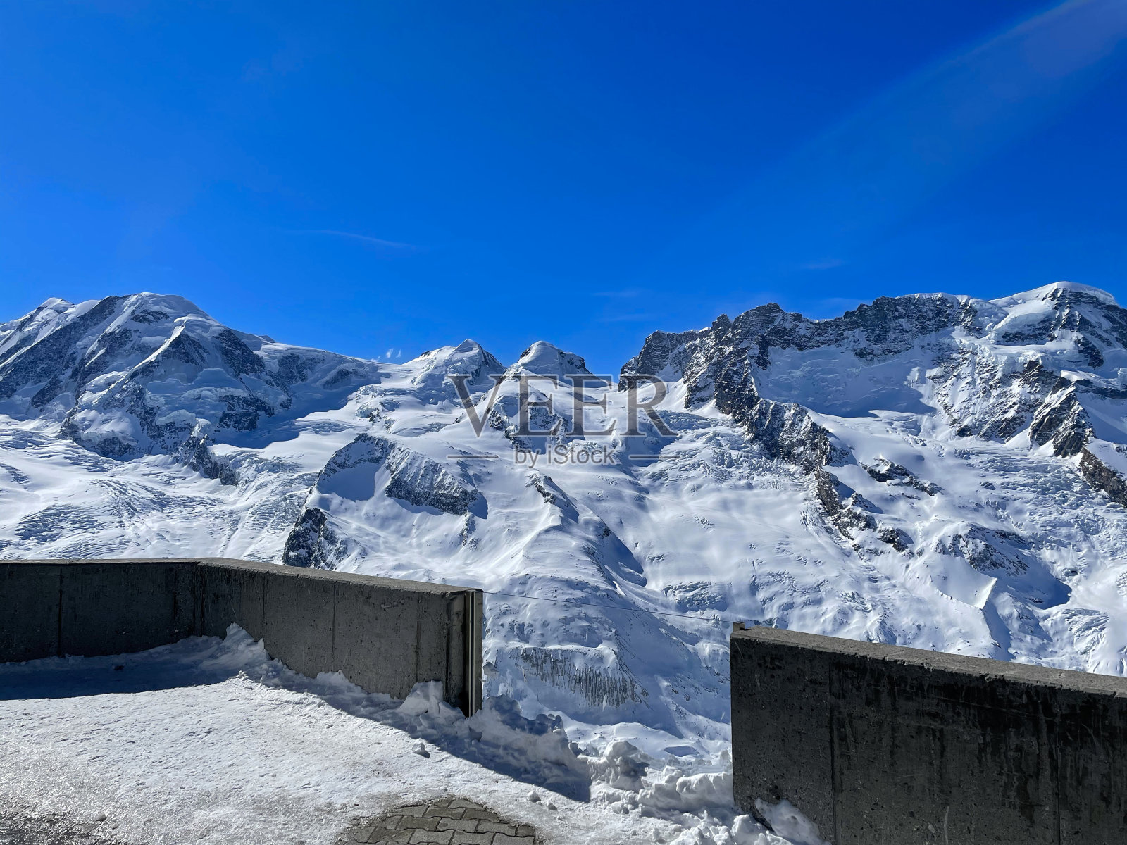 Beautiful mountain panorama in the Swiss Alps with snow covered mountains.照片摄影图片
