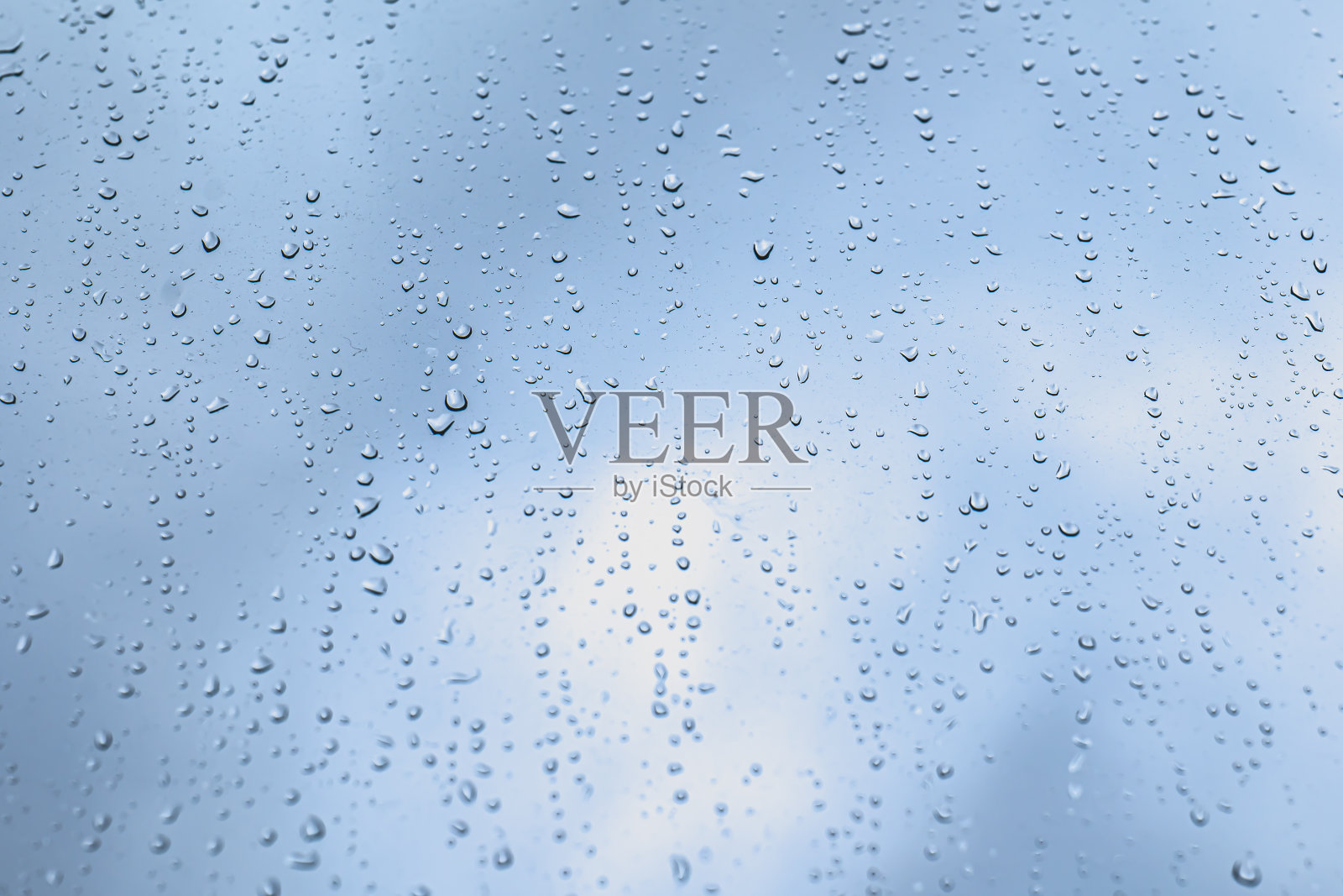 close up of water droplets on clear window. rainy day concept.照片摄影图片