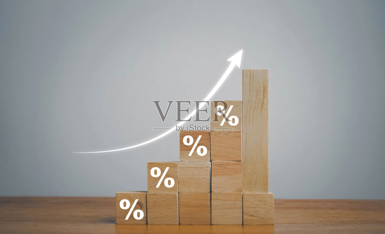 Interest rate financial and mortgage rates concept. Wooden blocks with Icon percentage symbol and arrow pointing up. The economy is improving.照片摄影图片