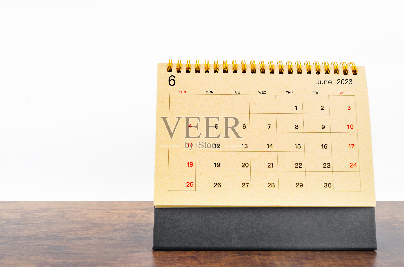 木桌上的2023年6月2023年书桌月历。照片摄影图片