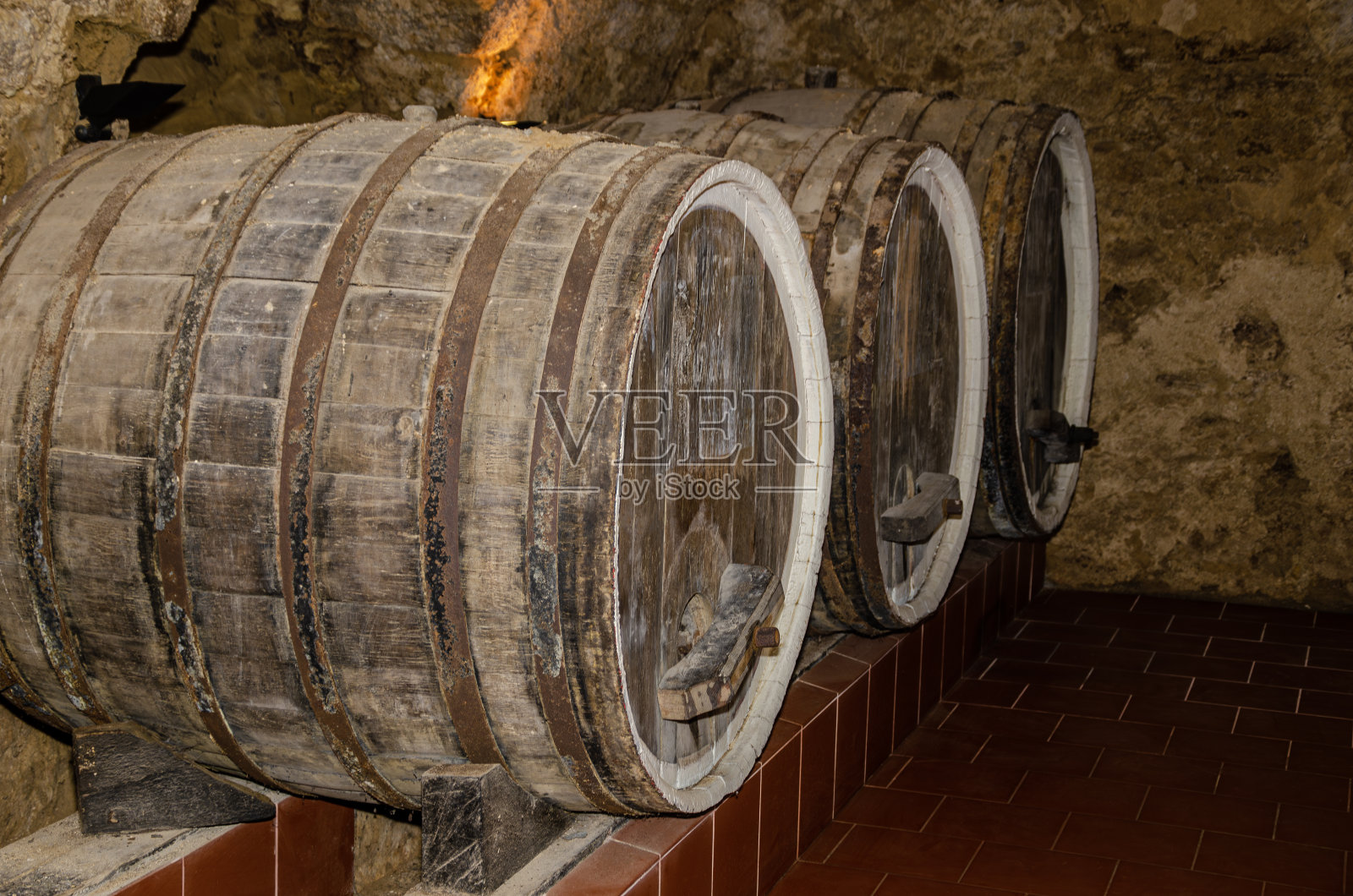 酒窖里有一排酒桶照片摄影图片