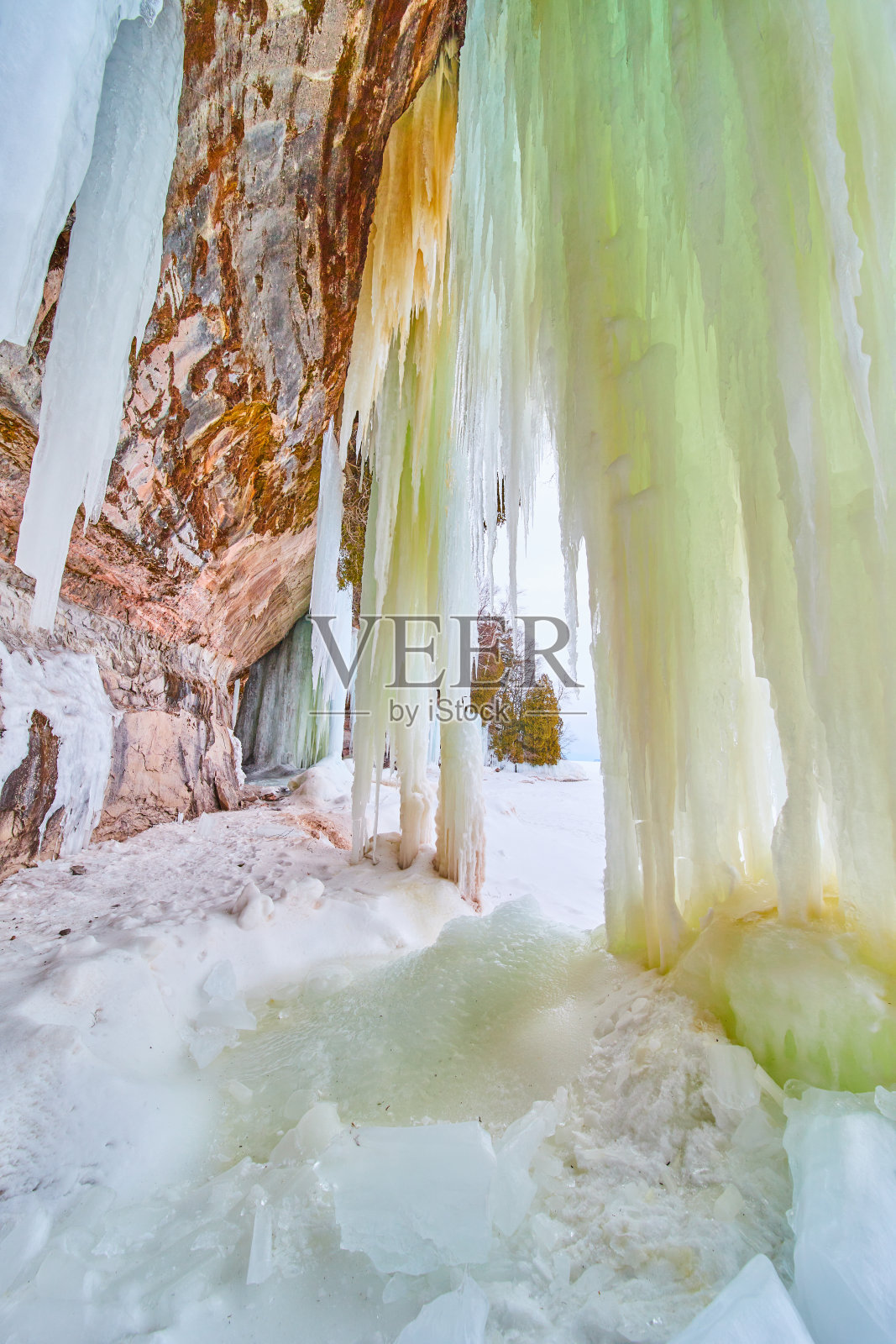 悬崖上的岩石，从地面到天花板都是绿色的冰照片摄影图片