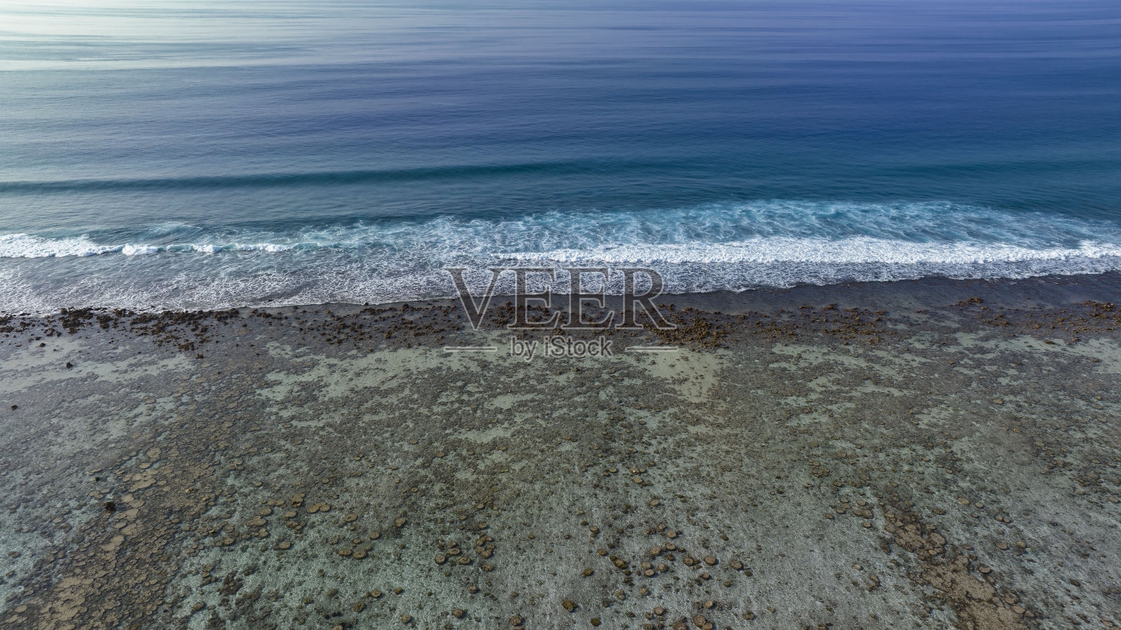 鸟瞰图与海滩在波浪的绿松石海水拍摄，俯视图场景背景照片摄影图片