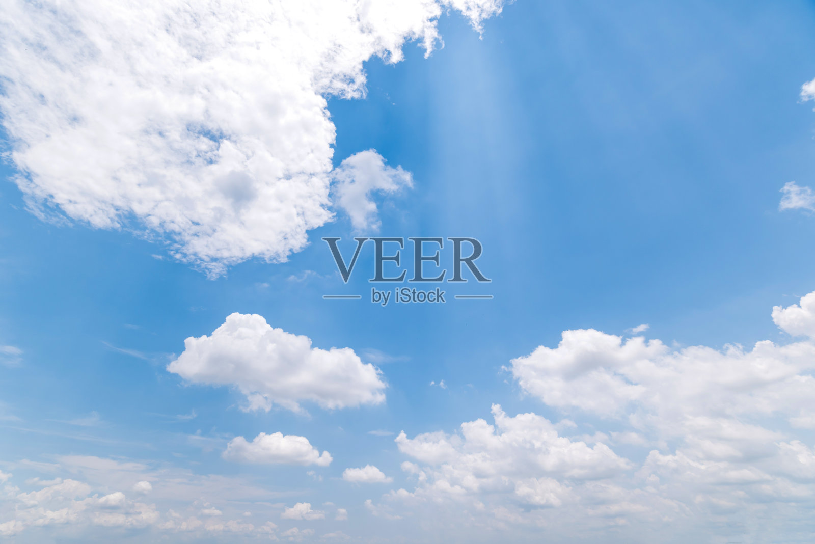 湛蓝的天空和云彩全景，蓝天的背景有细小的云彩。蓝天上的白云。照片摄影图片