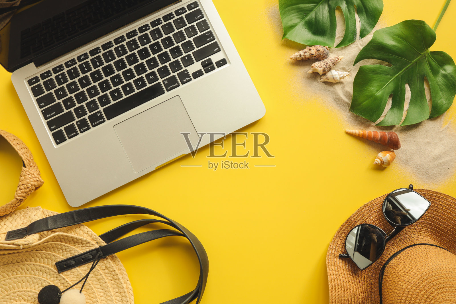 夏季背景与地方为您的文字，配件，笔记本电脑，贝壳在彩色背景照片摄影图片