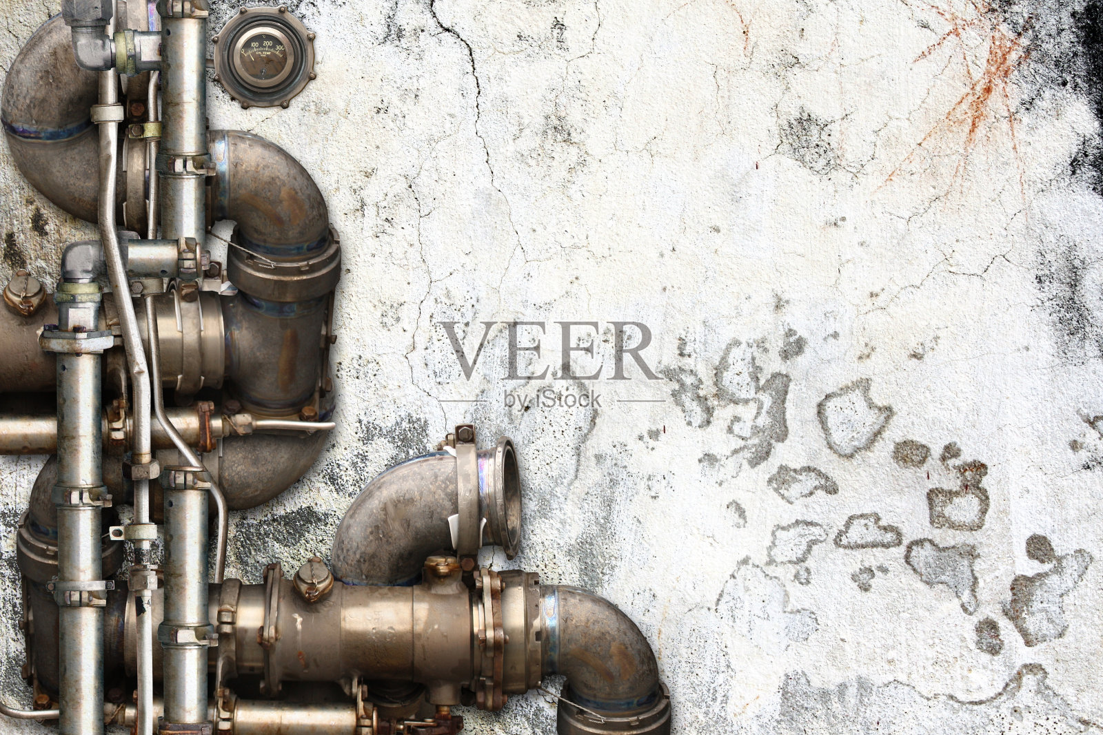 复古蒸汽朋克背景，灰泥墙上有管道。有混凝土墙和管道的开放空间。文本的复制空间。室内复古背景照片摄影图片