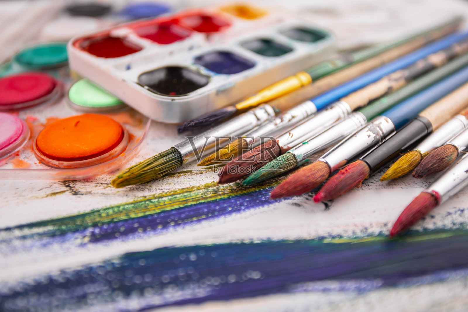 绘画用的颜料和画笔。照片摄影图片