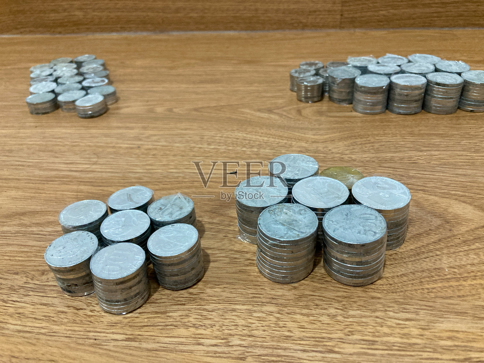 木制背景上的印尼盾硬币收藏。照片摄影图片