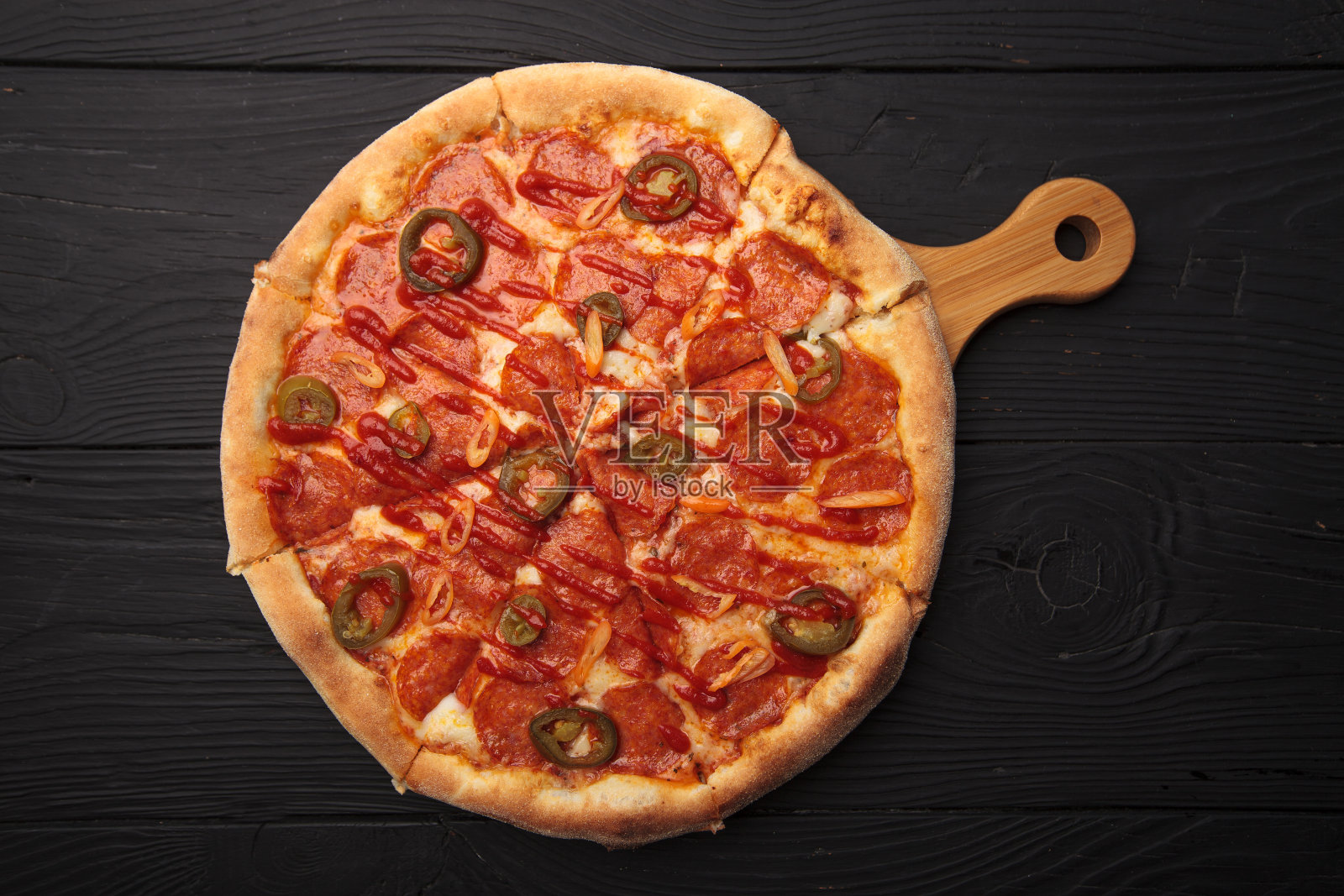 意大利或法国披萨有不同的配料。香肠、肉、奶酪、西红柿。照片摄影图片