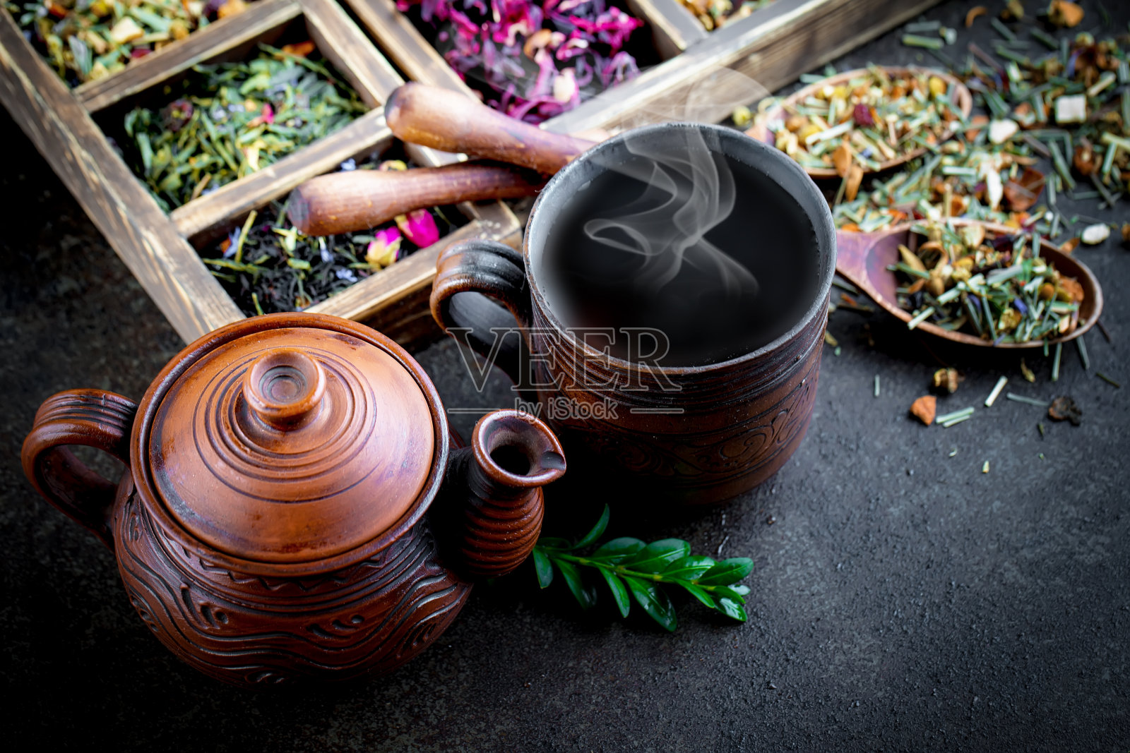 一杯茶，在暴风雨的背景下。照片摄影图片