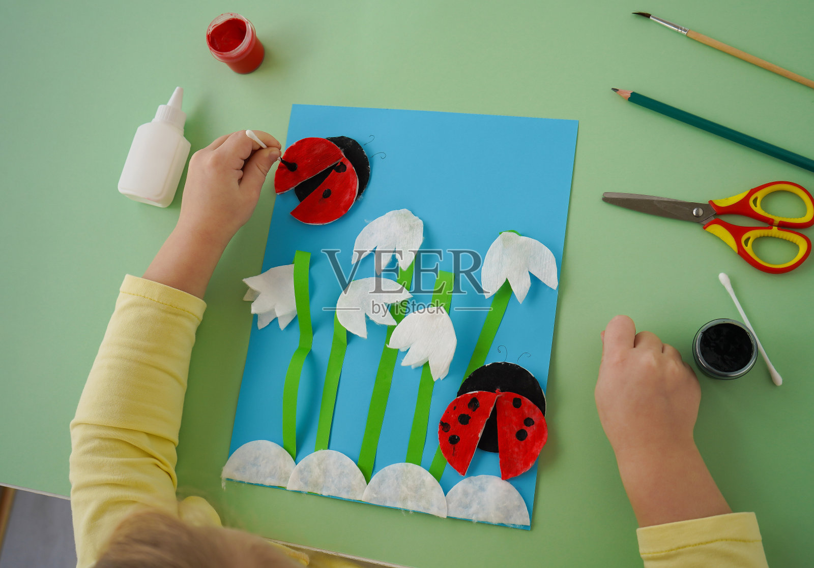 一步一步diy的过程。零废物概念。创造力,制作。用棉垫做成的春天的雪花莲。步骤10 -用棉签，我们把黑点照片摄影图片